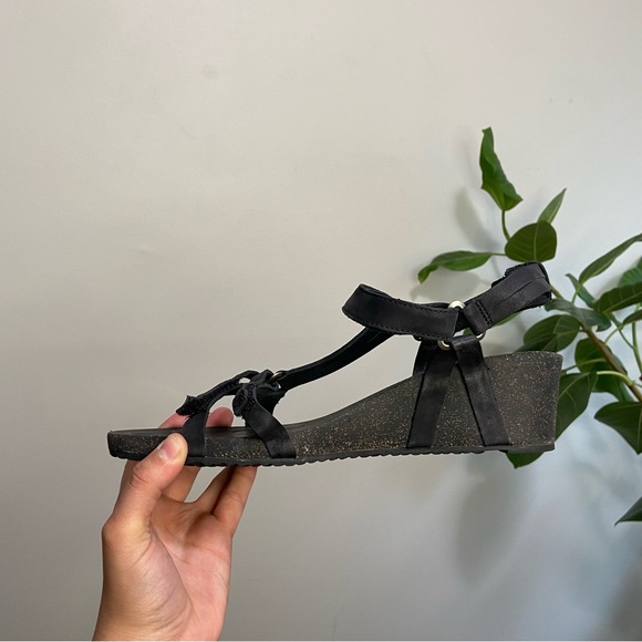 Teva Ysidro Black Leather Strap Wedge Sandals - Picture 4 of 6